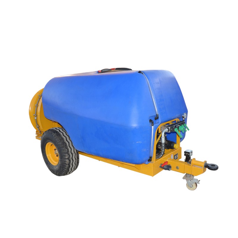 Przyczepiany opryskiwacz sadowniczy z nadmuchem powietrza